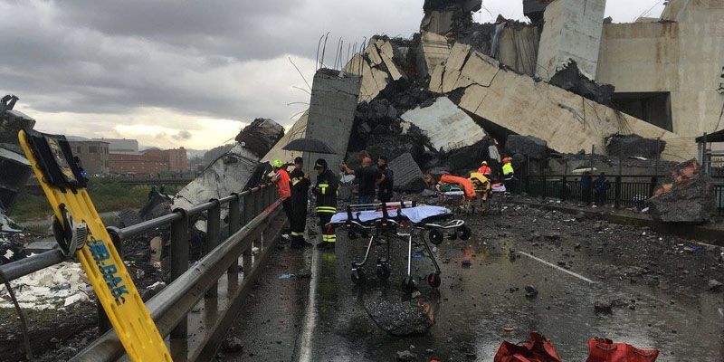 Colapsa puente, al menos 22 muertos