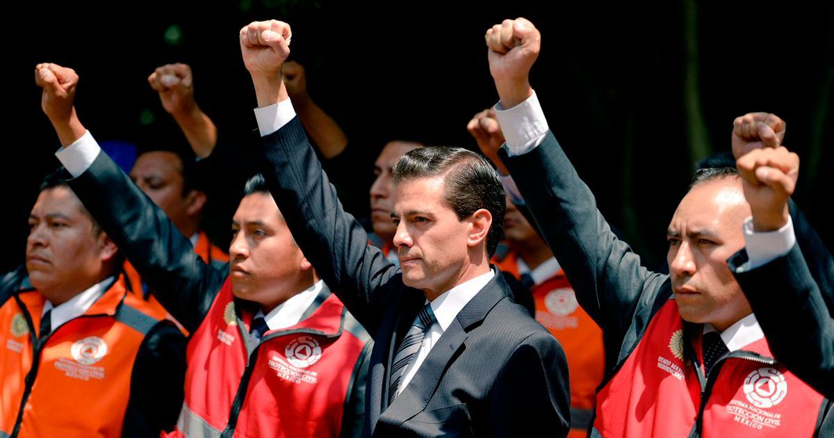 EPN alzó el puño por #19S