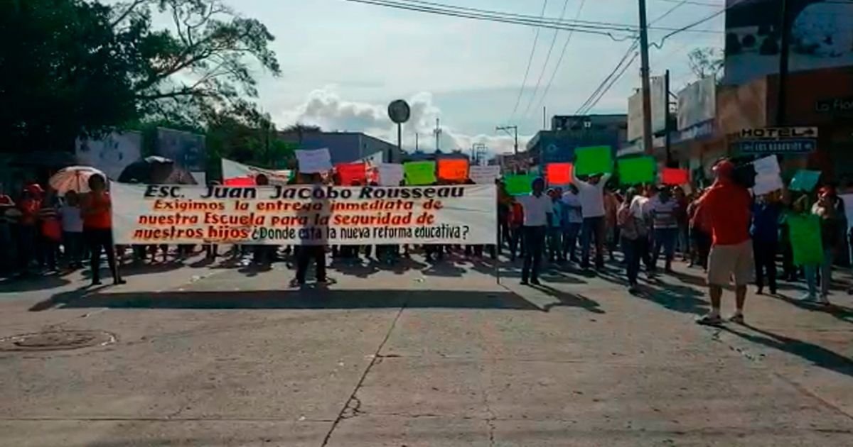 Padres de familia bloquean Jojutla