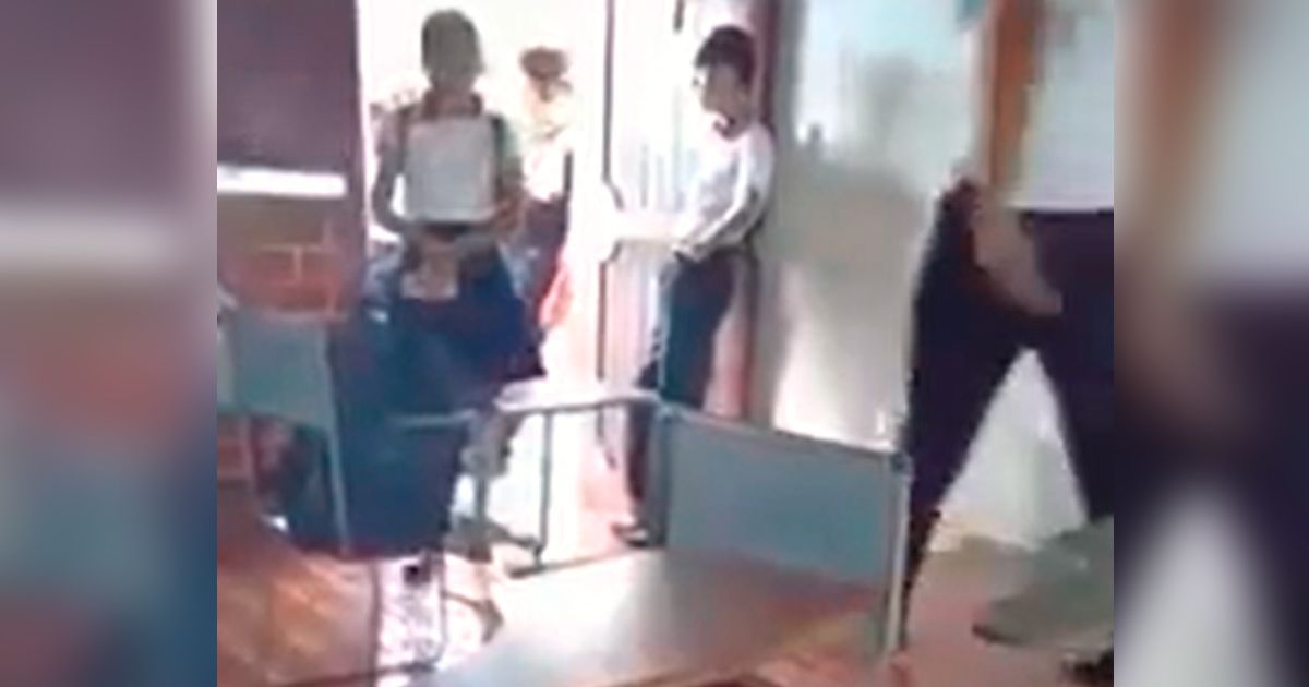 Golpea brutalmente a su compañera