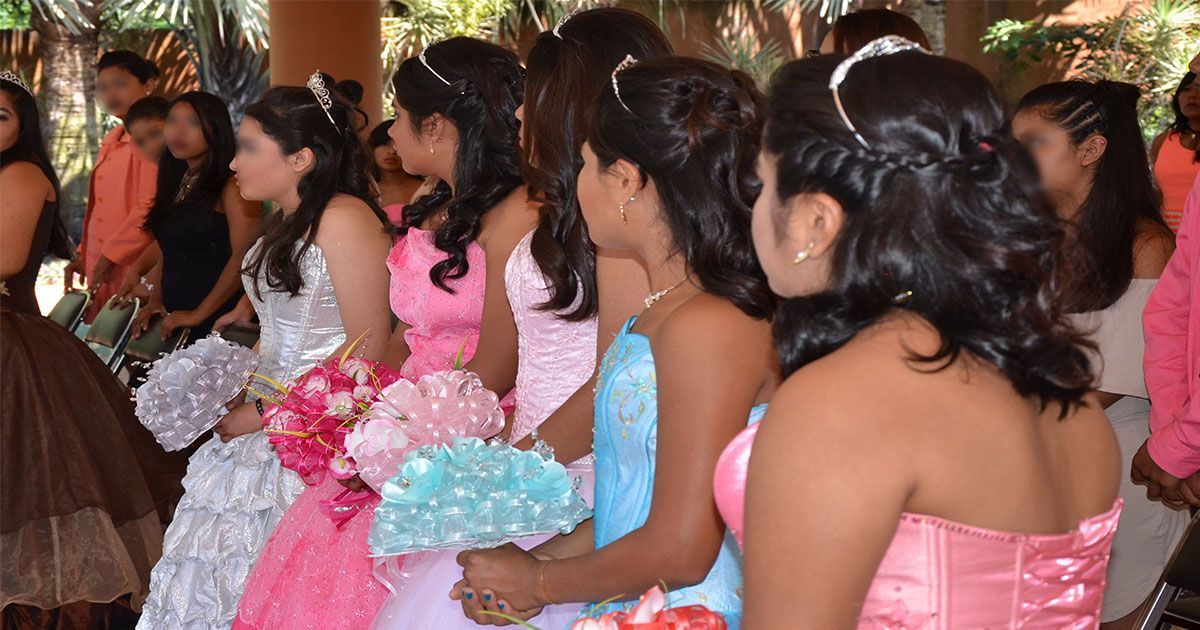 Celebran a quinceañeras en “Casa”