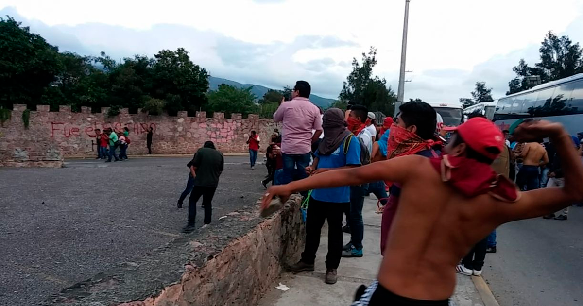 Estudiantes de Ayotzinapa atacan sede militar