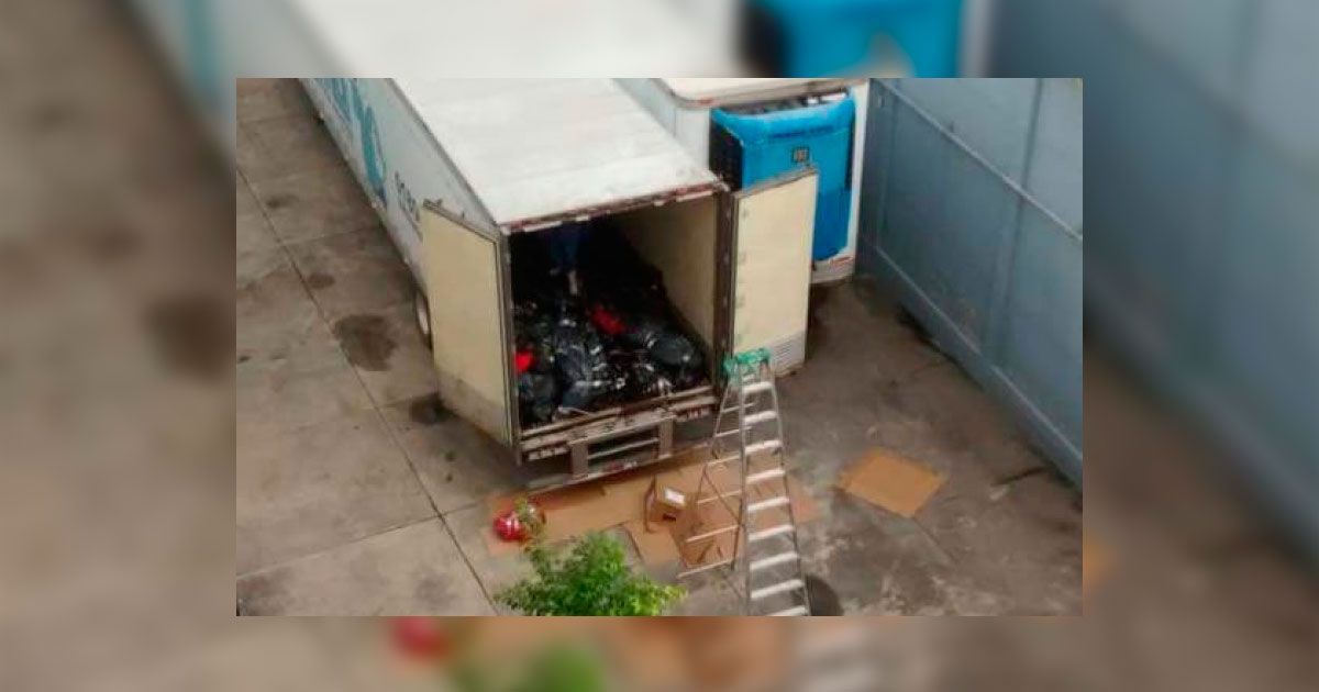 Familiares de desaparecidos buscan entre cuerpos