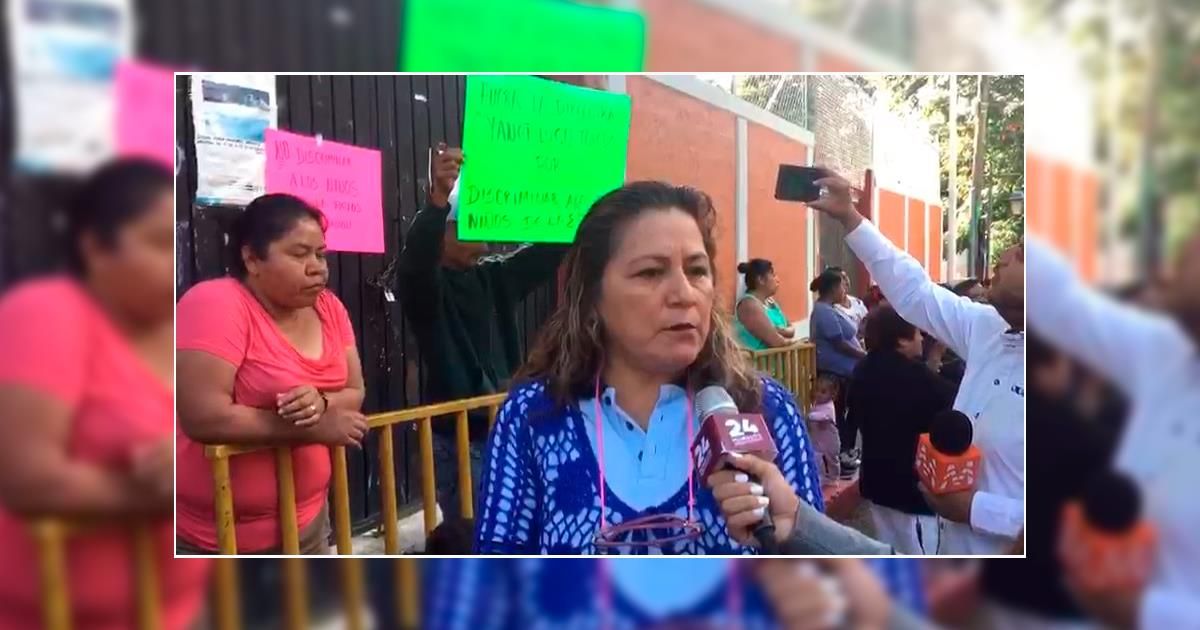 Continúan protestas de padres de familia