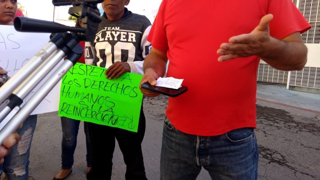 Familiares protestan afuera de cárcel en Jonacatepec