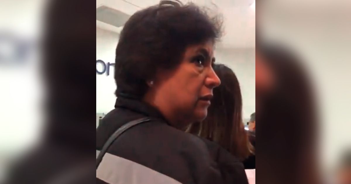 Pierde el control y surge “Lady Cajero”