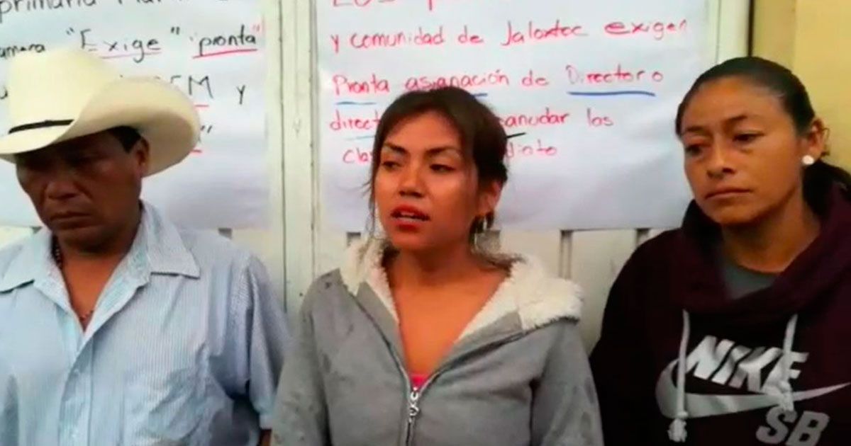 Padres de familia bloquean Xalostoc