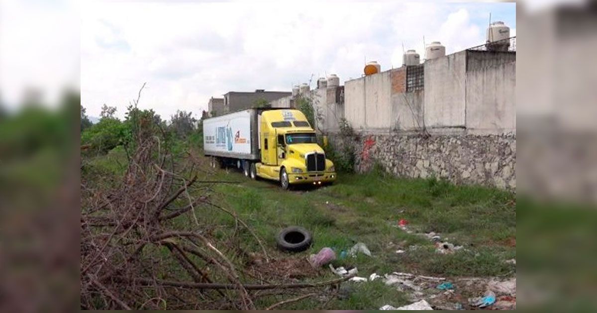 Abandonan tráiler con 157 cuerpos
