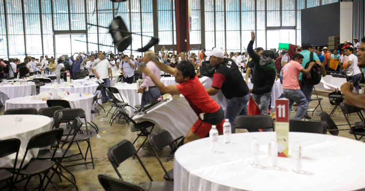 La CNTE protagoniza pelea a “sillazos”
