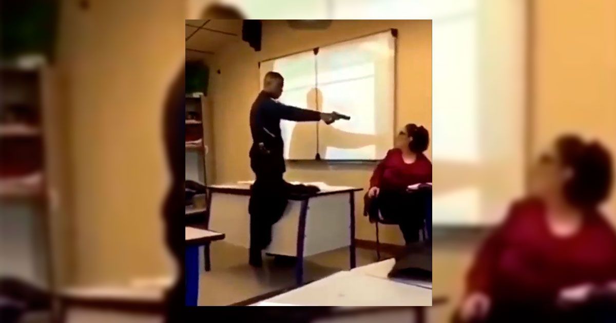 Alumno amenaza a maestra con arma falsa