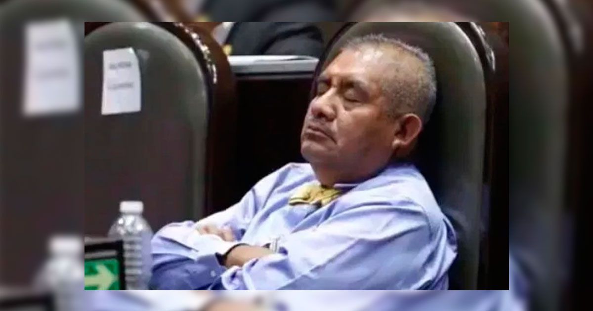 Diputado de Morena se duerme en plena sesión