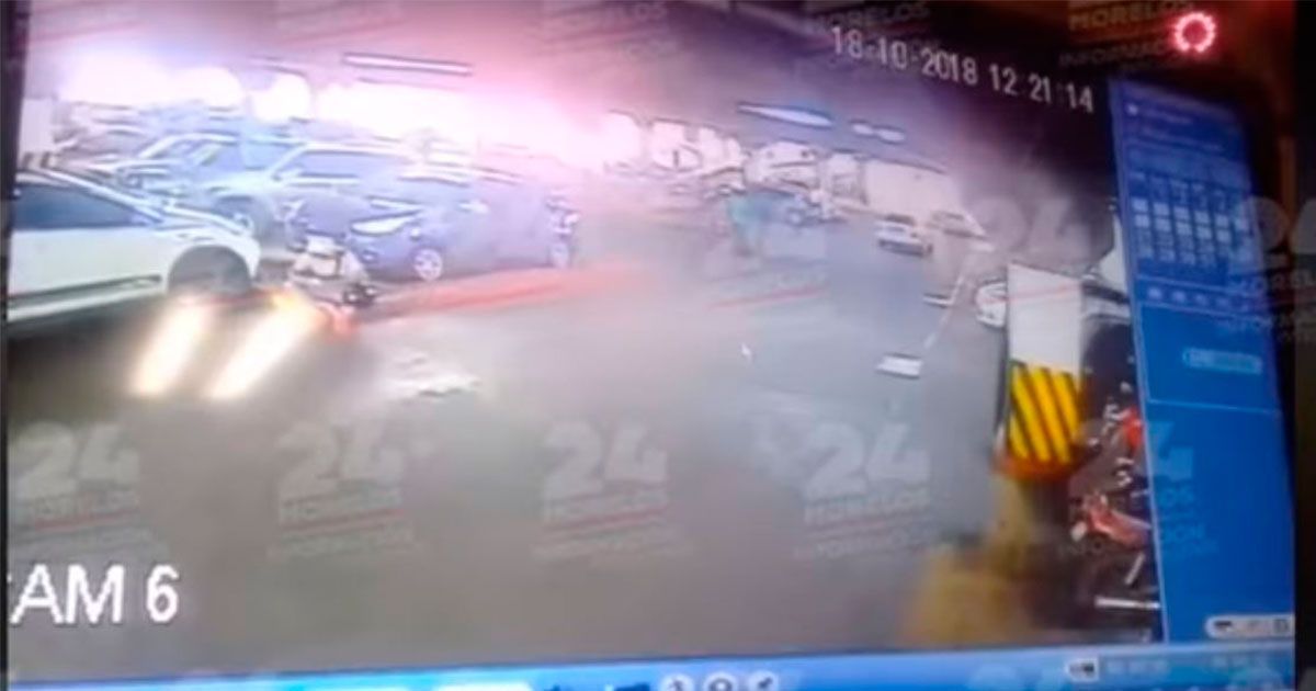 Roban moto en supermercado