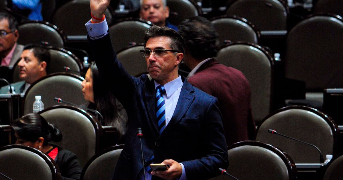 Promueve Sergio Mayer descarga ilegal de libros