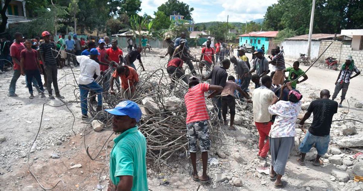 Suman 17 muertos tras sismo en Haití
