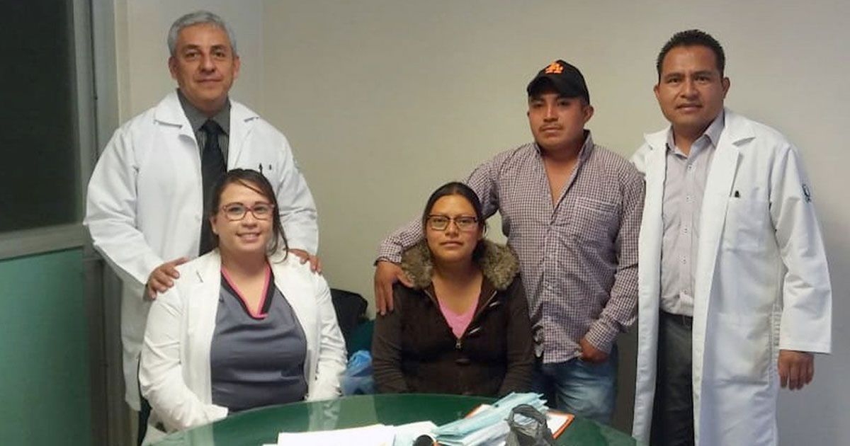 Extraen a bebé con todo y útero