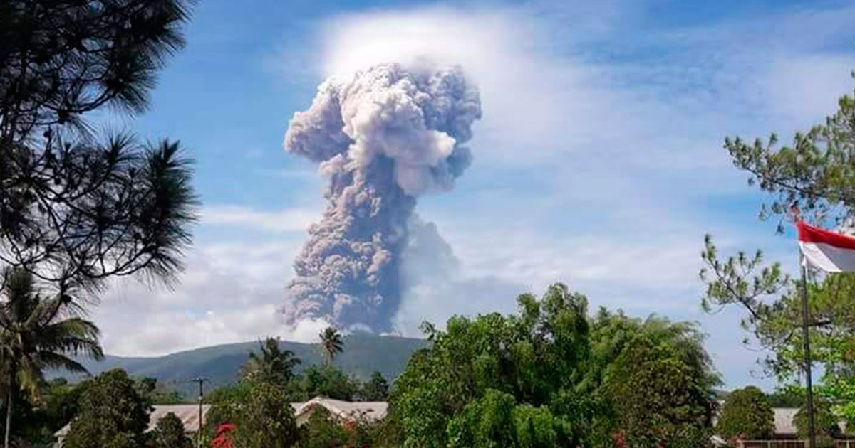 Explota volcán en Indonesia