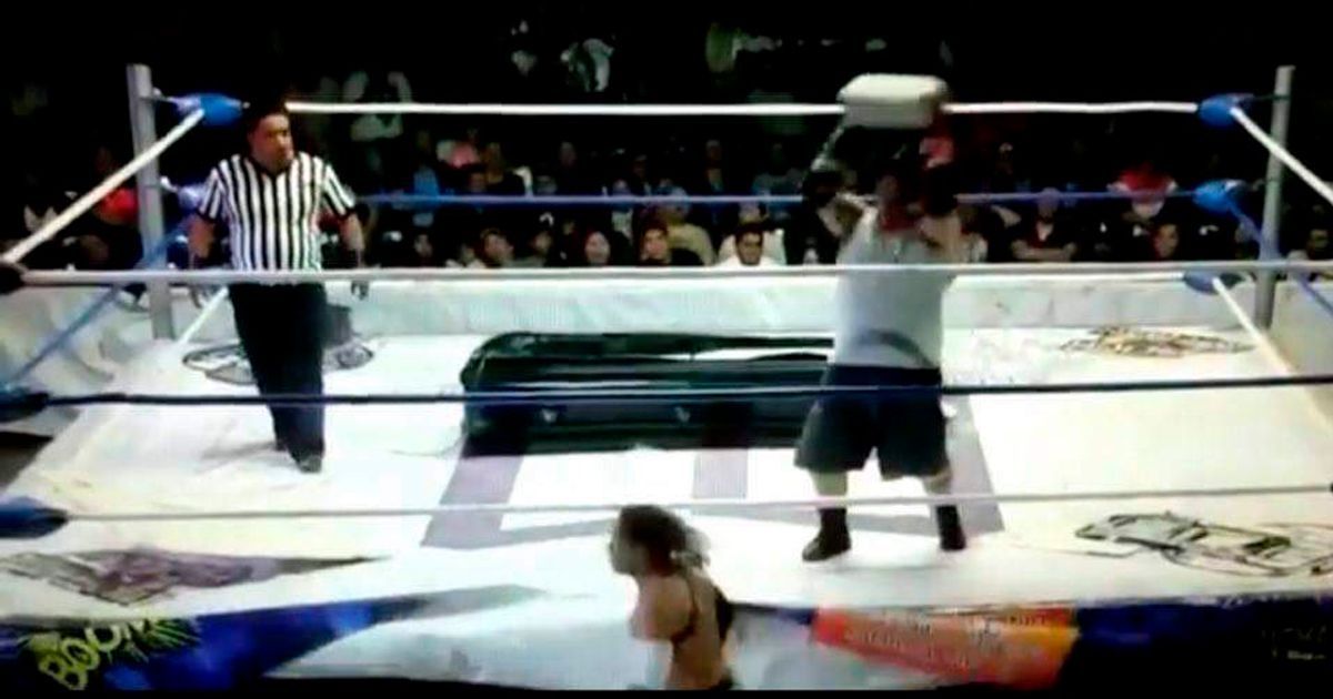 Golpean a luchador profesional con un tabique