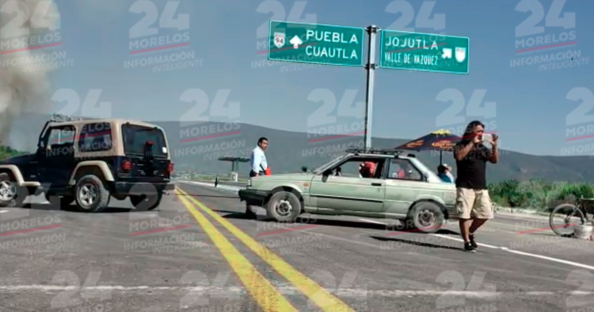 Ejidatarios bloquean la autopista Siglo XXI