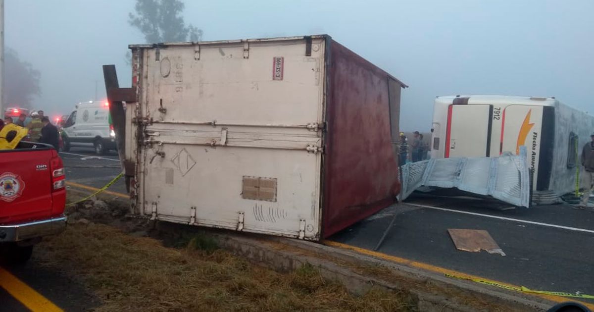 Volcadura de autobús deja 28 lesionados