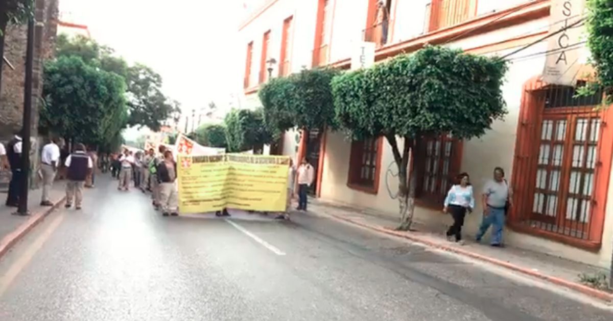 Trabajadores de salud exigen el pago de sus prestaciones