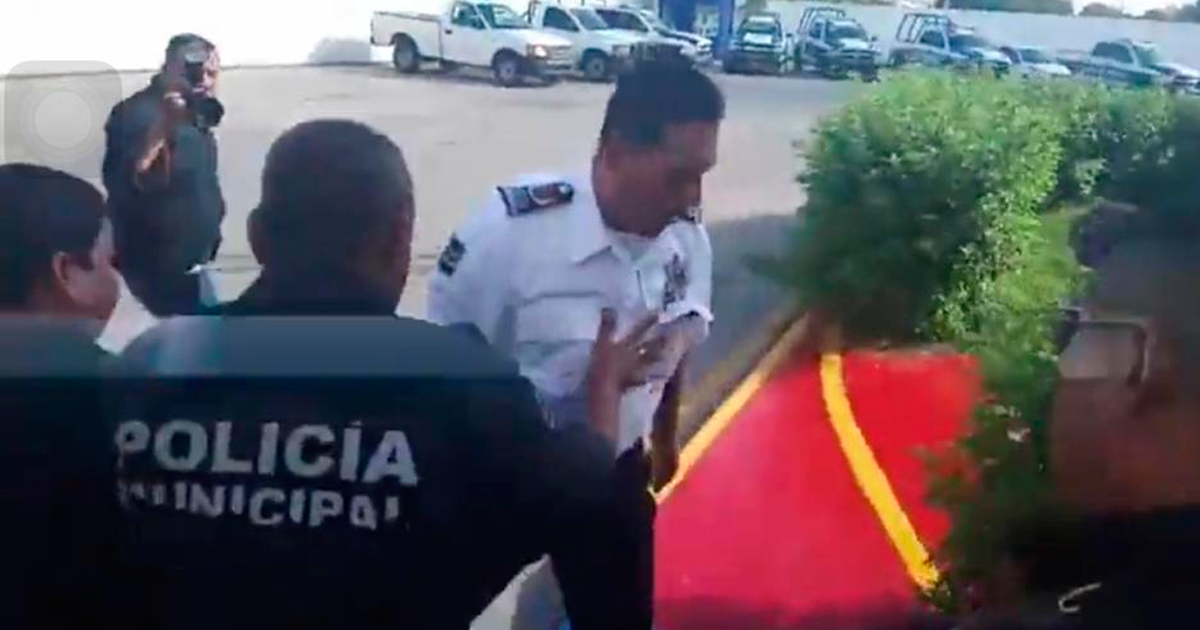 Corren a empujones a ex titular de la Secretaría de Seguridad de Cuernavaca en Cancún