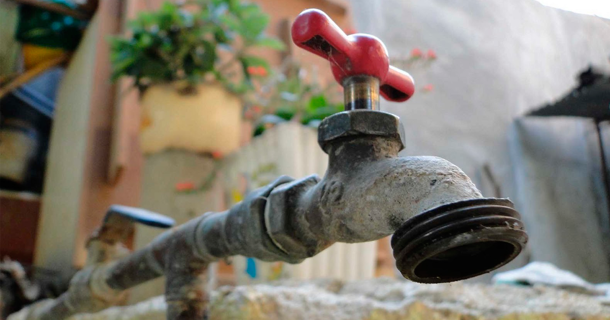 Se manifiestan en SAPAC por desabasto de agua