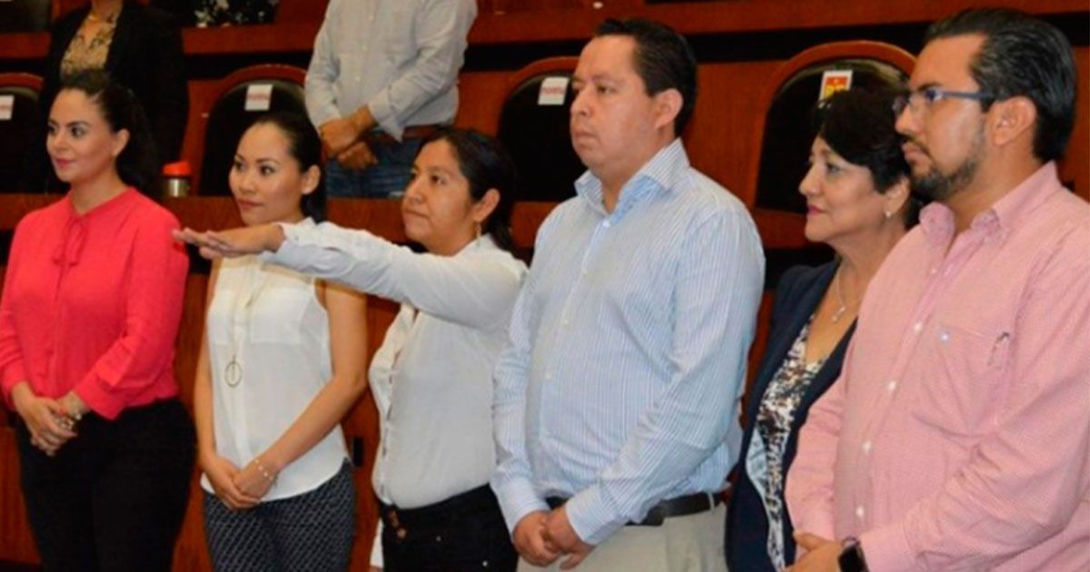 Esposa de edil desaparecido toma su cargo