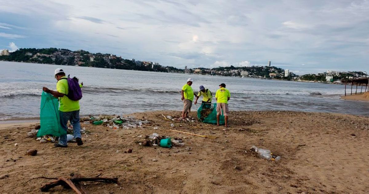 Turistas dejan más de 100 toneladas de basura en Acapulco