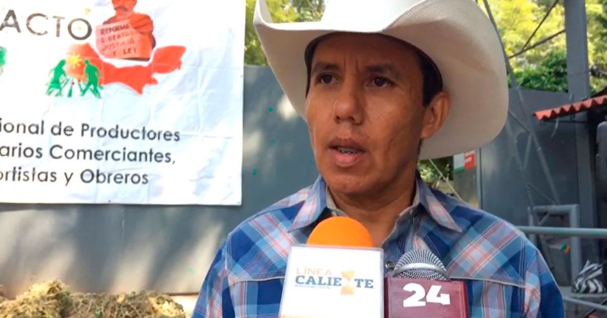 Bloquean campesinos Avenida Universidad