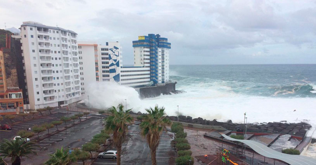 Fuerte oleaje destroza balcones en edificios cercanos al mar
