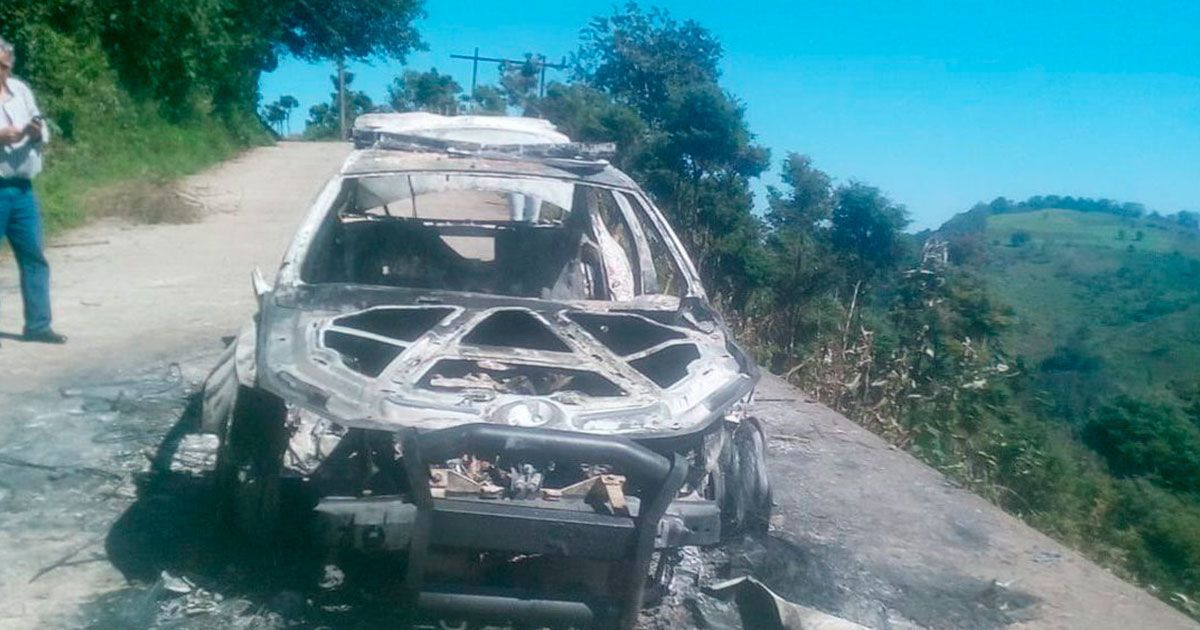 Intentan linchar a policías municipales en Puebla