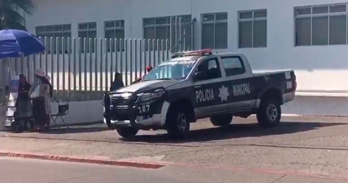 Dos policías son atacados por arma de fuego en Temixco