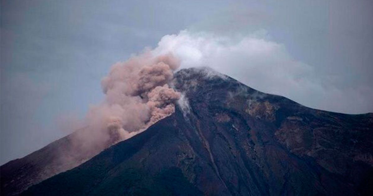Entra en erupción volcán de Fuego en Guatemala