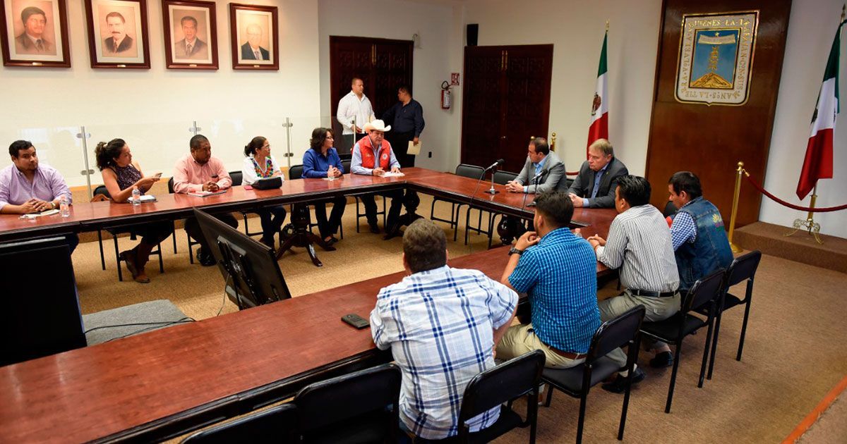 Campesinos se sientan con Cuauhtémoc Blanco