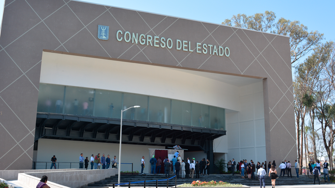 Piden estudiantes a Congreso atender petición de incremento