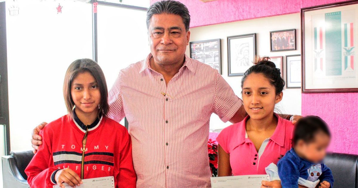IEBEM otorga becas a madres jóvenes