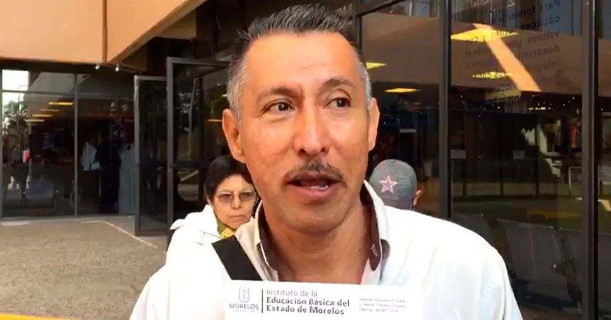 Profesores se manifiestan en IEBEM por el adeudo de quincenas y aguinaldo