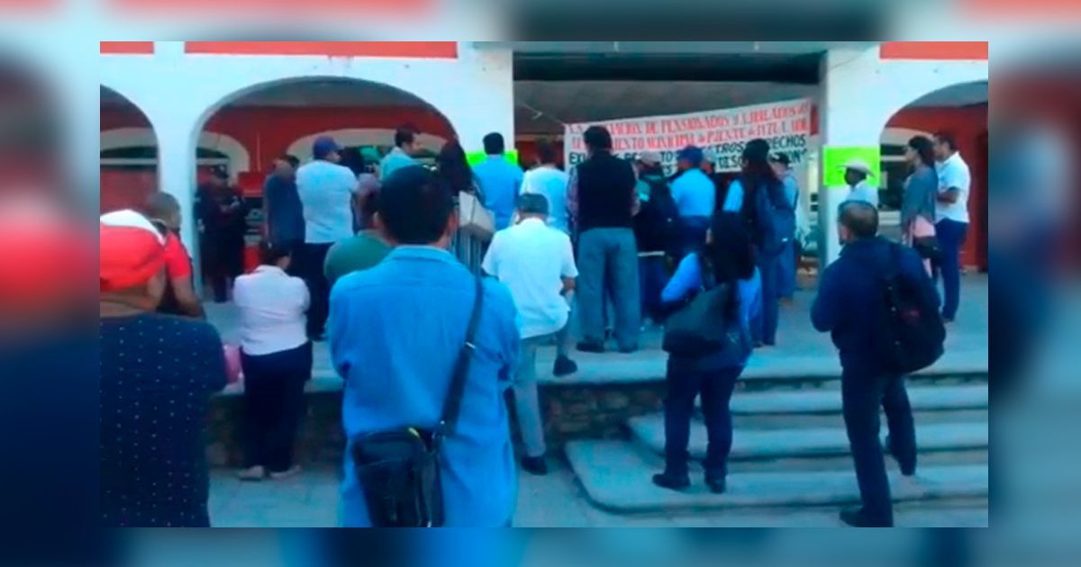 Jubilados y pensionados toman Ayuntamiento en Puente de Ixtla