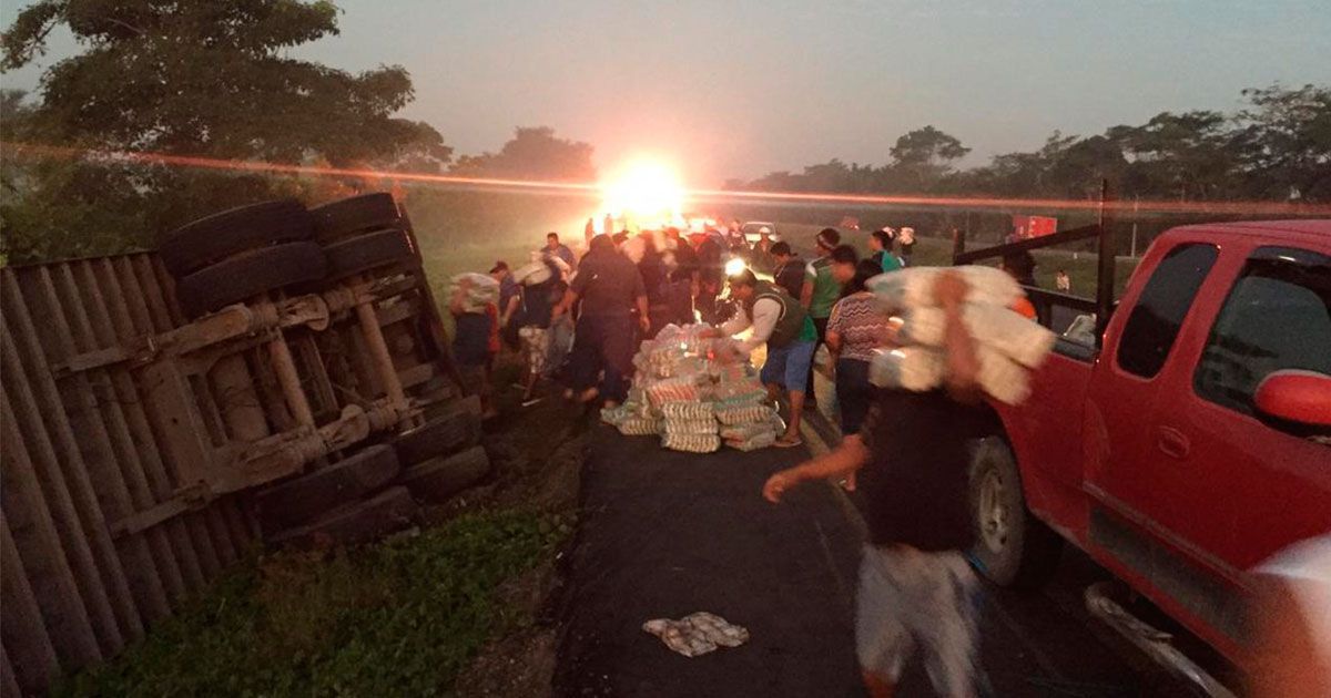 Reportan rapiña tras volcadura de tráiler en Tabasco