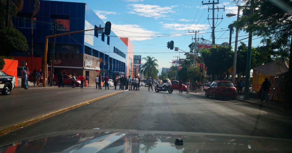Se manifiestan vecinos de Teopanzolco contra comerciantes