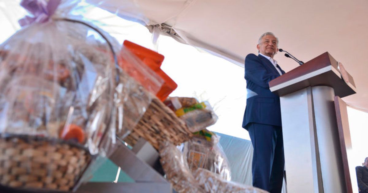 Lanza AMLO nuevos productos de la canasta básica