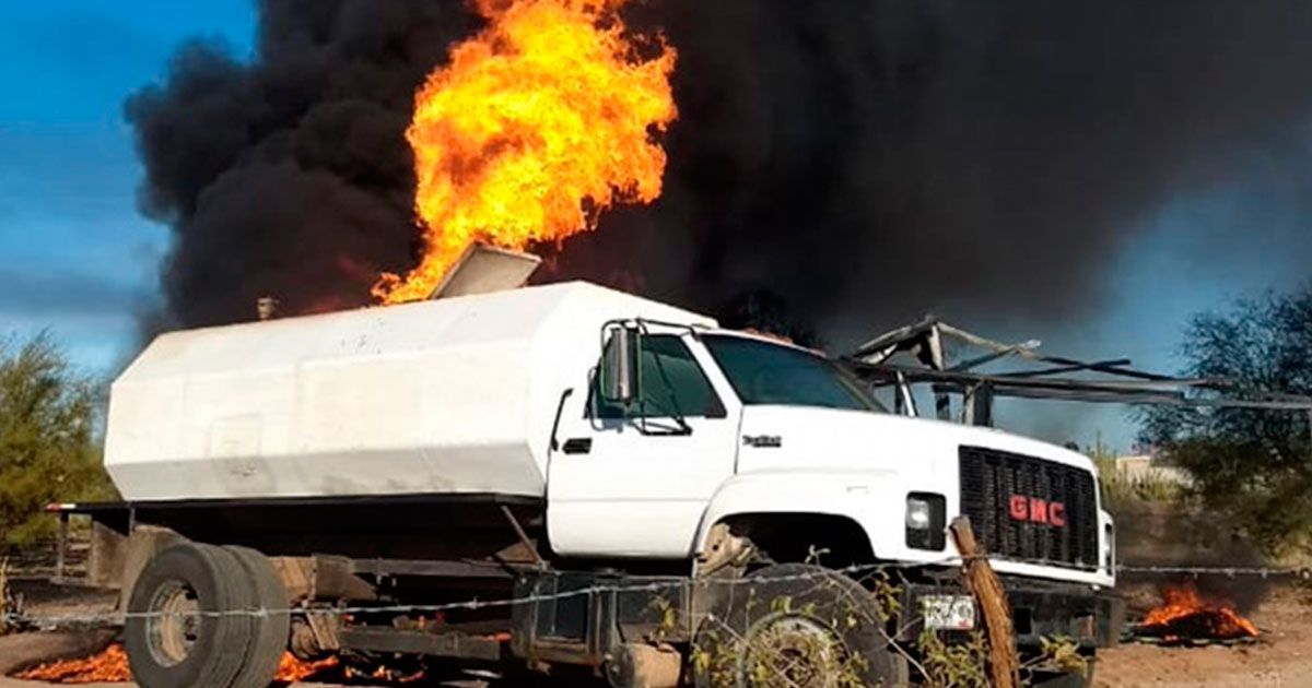 Arde en llamas pipa y bodega de huachicol en Sonora