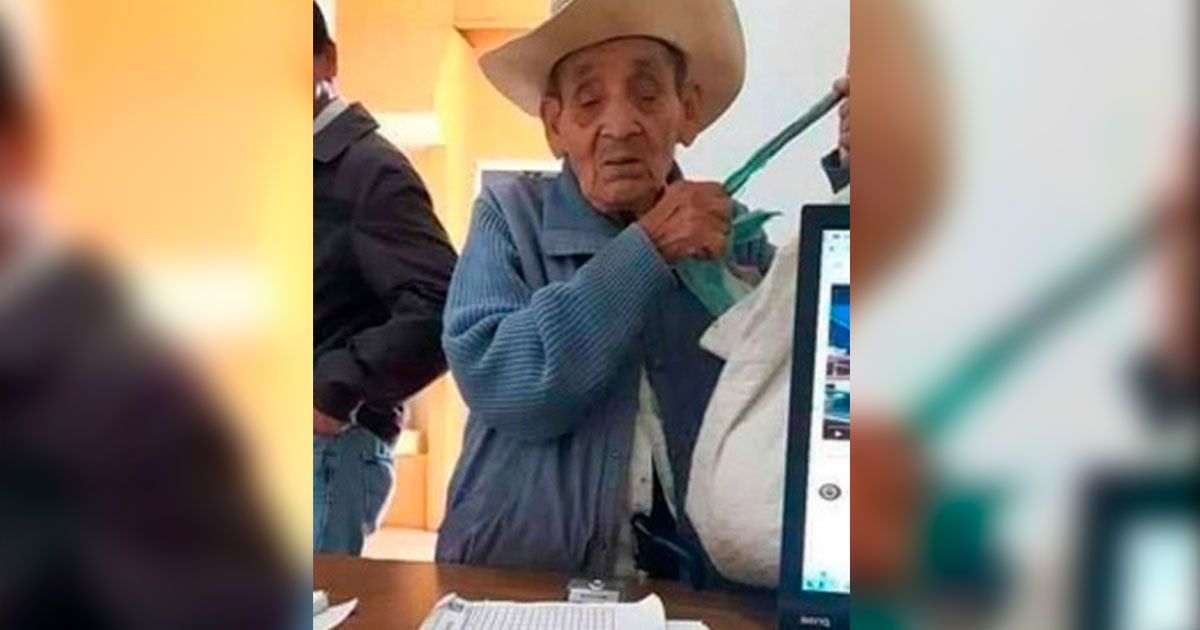 Pagó acta de nacimiento con manojos de cilantro