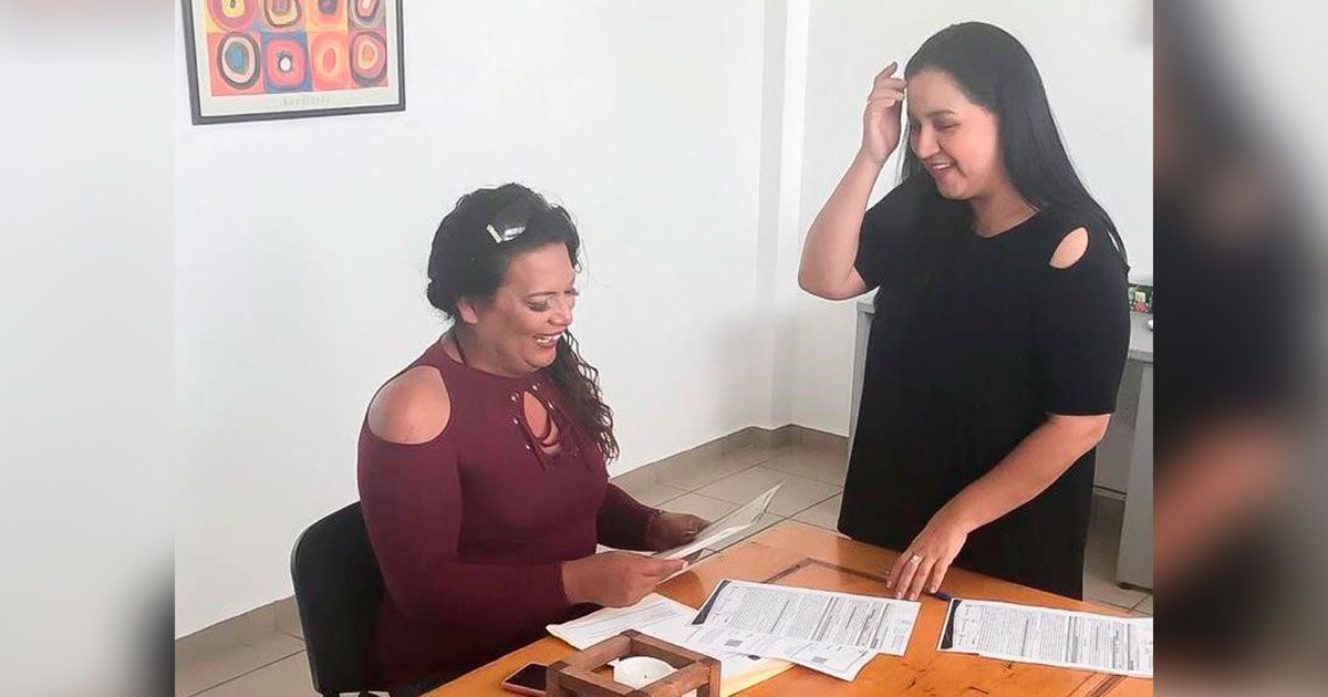 Karla, primera mujer trans en recibir acta de nacimiento
