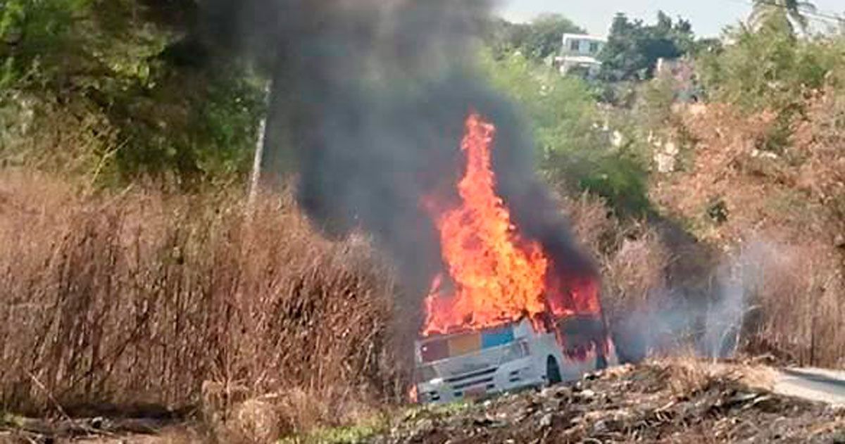 Por fuga de gas se incendia combi en Tlaquiltenango