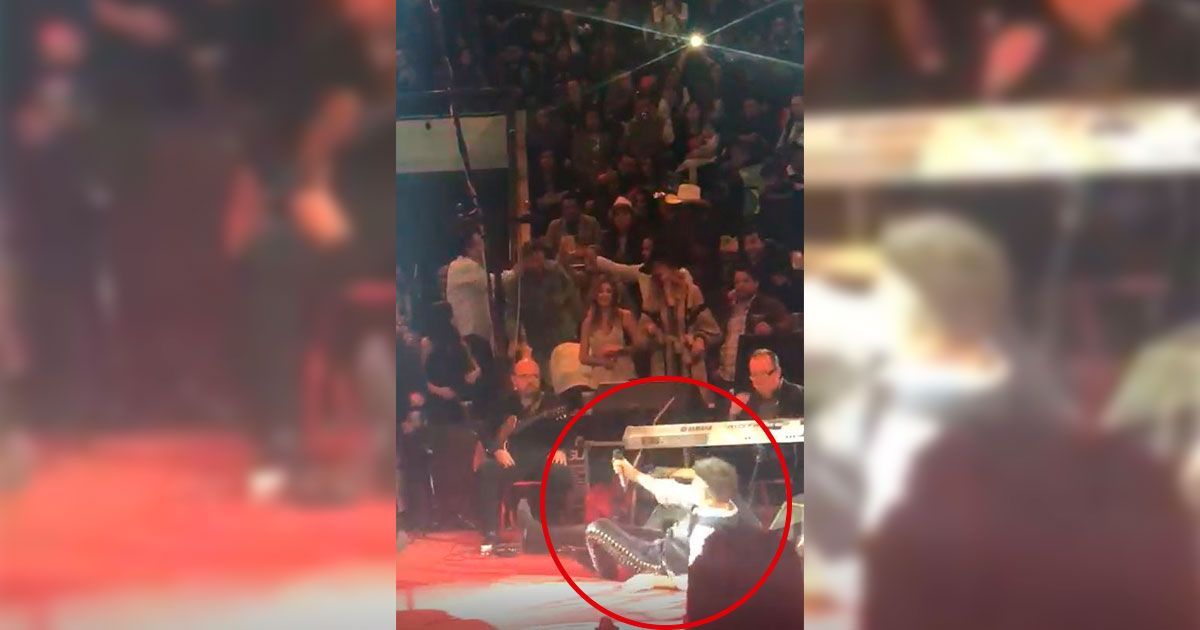 Alejandro Fernández se cae en show