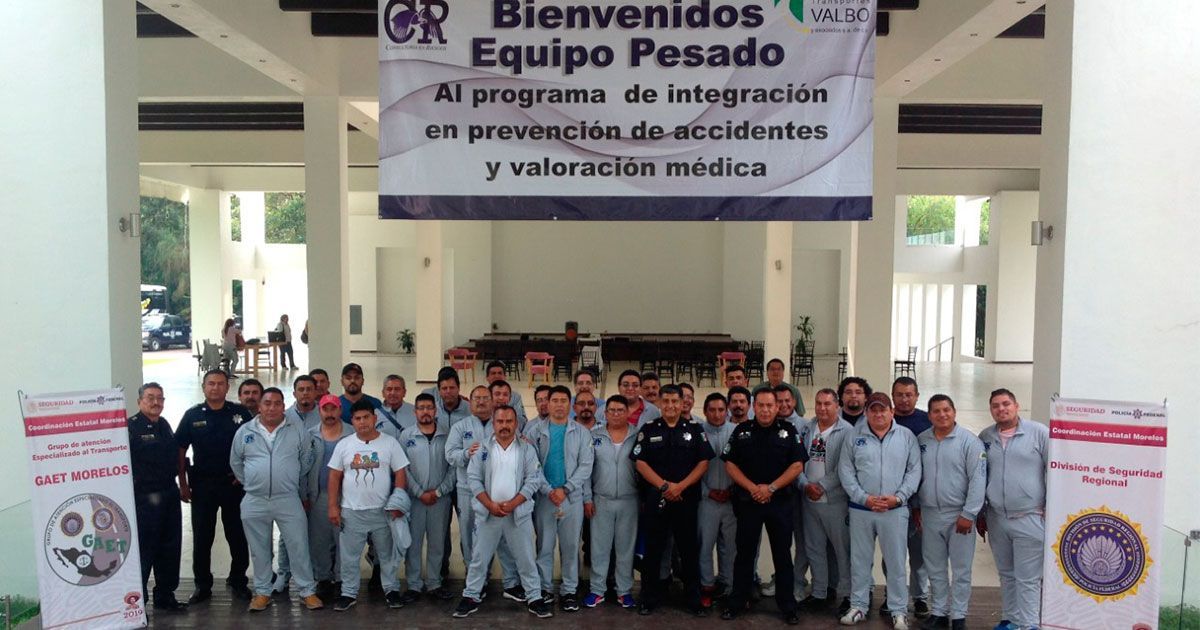 Capacitan a operadores de unidades pesadas