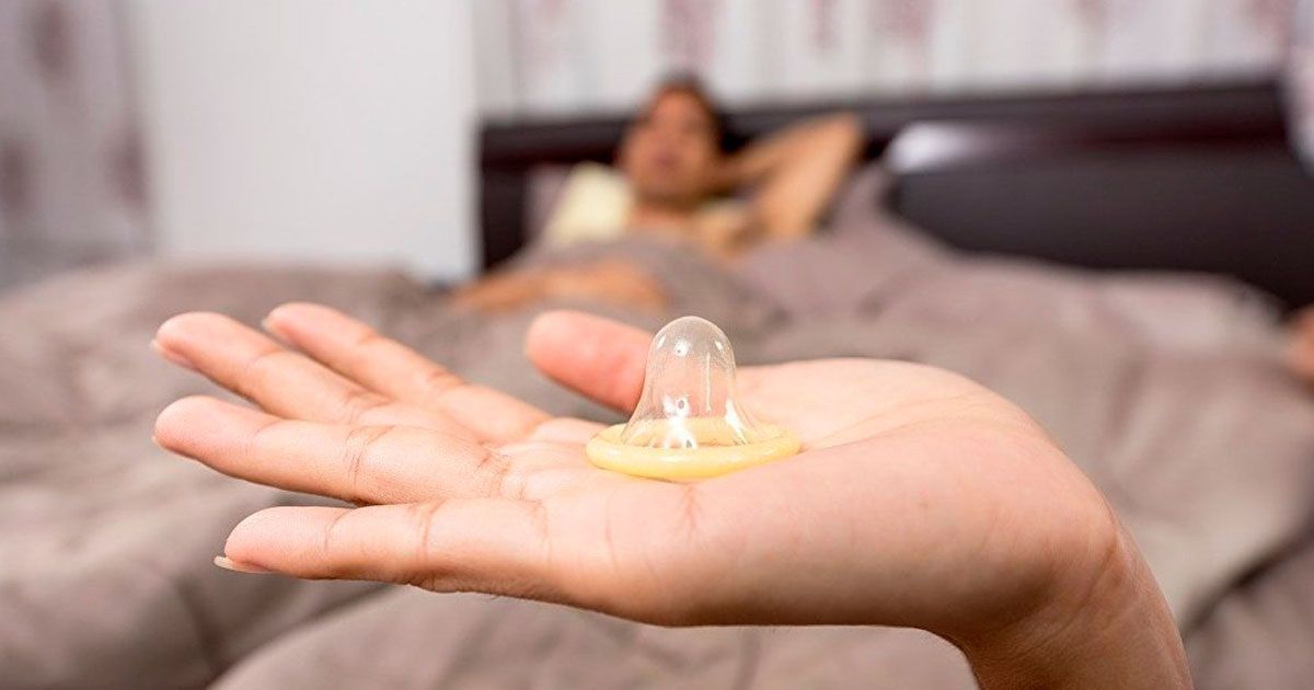 Mamá perfora condones de su hijo para ser abuela