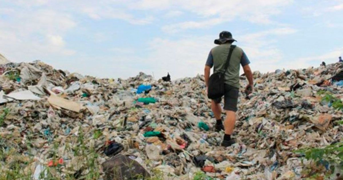 Malasia se hunde en plástico