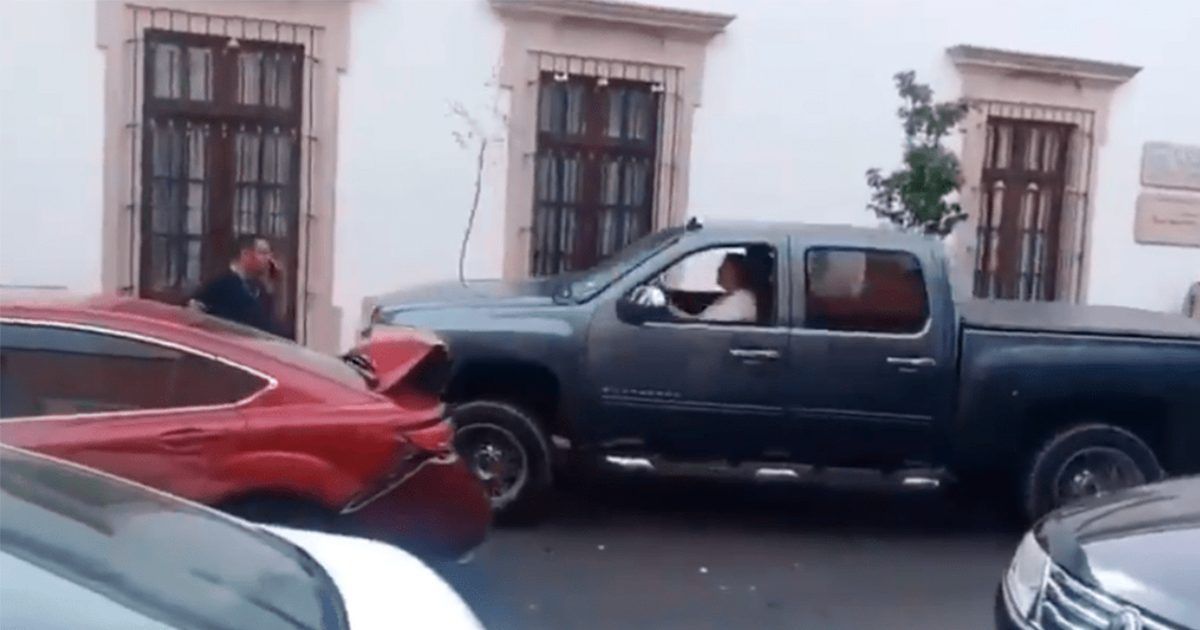 Choca mujer su camioneta contra auto por celos en Durango
